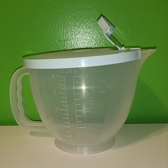 Tupperware Classic 4 cup Mix ‘N Stor Pitcher - Picture 1 of 4